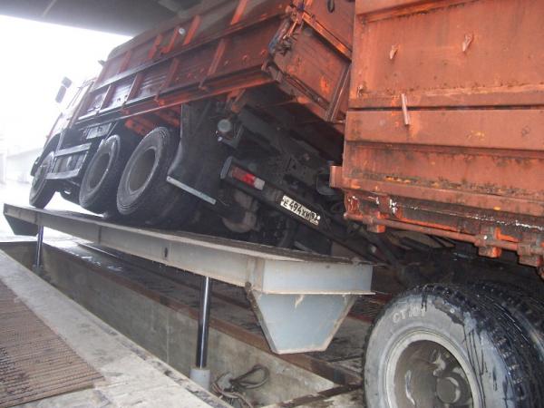 Одноколейный боковой автомобилеразгрузчик