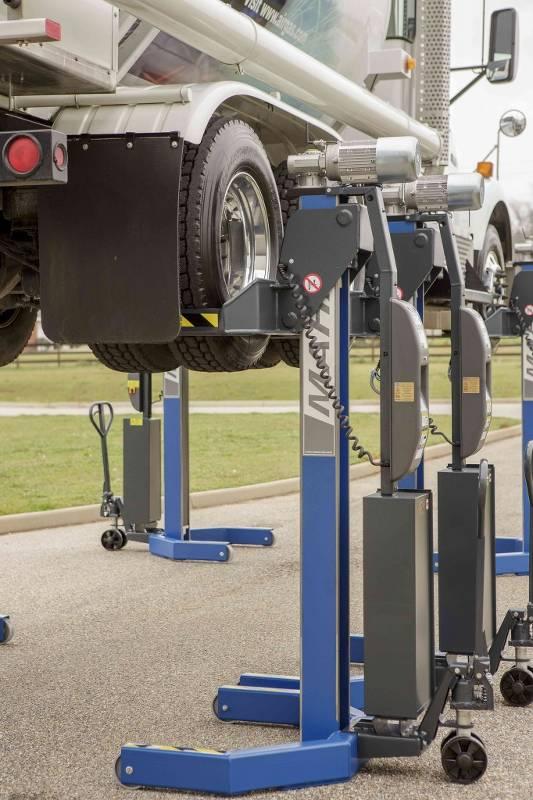 Подкатной грузовой подъемник